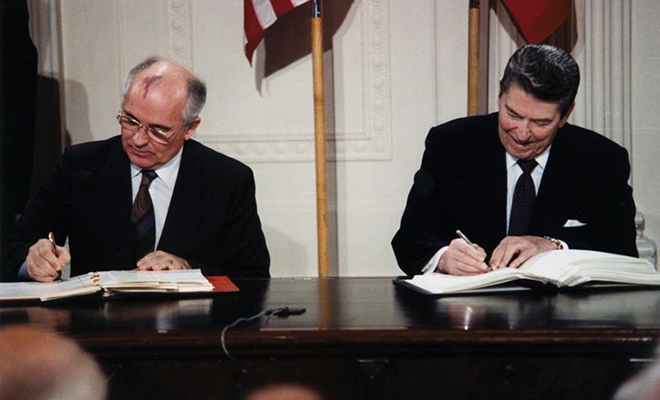 В 1985 году президент США приехал на срочную встречу с Горбачевым. Он просил помощи в защите от инопланетян Культура