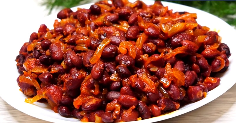 Фасоль в томатном соусе на ужин: когда дома нет мяса