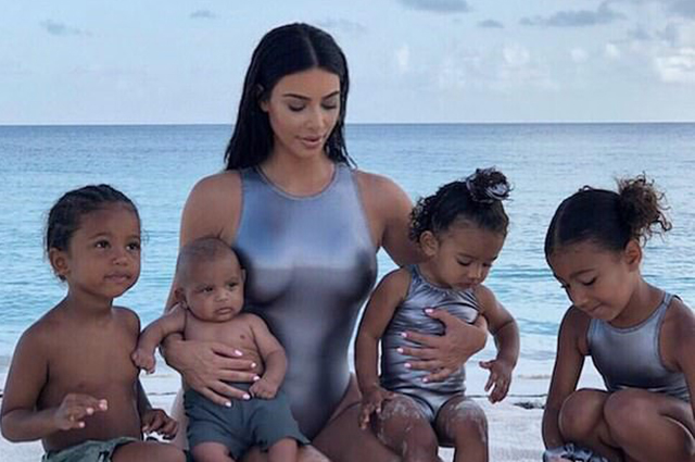Ким Кардашьян с четырьмя детьми приняла участие в пляжной фотосессии на Багамах