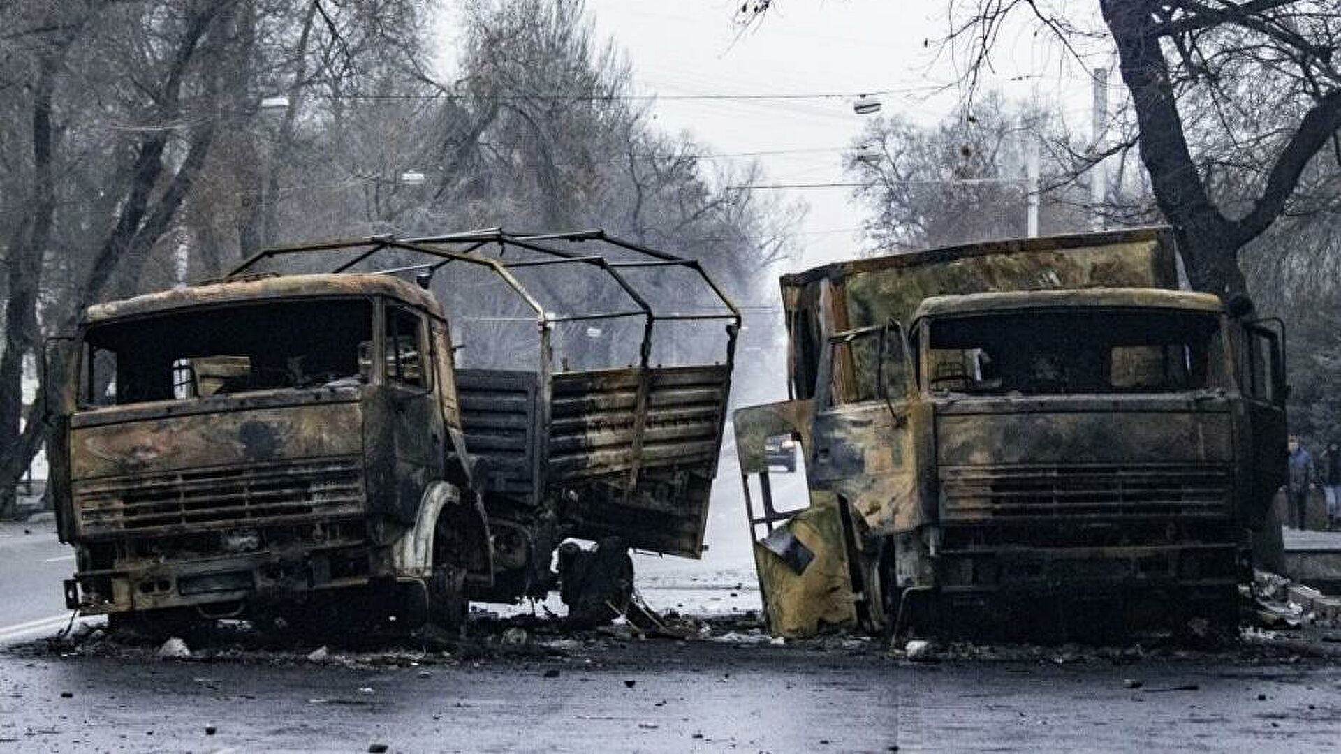 Сожженные грузовые автомобили на улице в Алма-Ате - РИА Новости, 1920, 10.01.2022