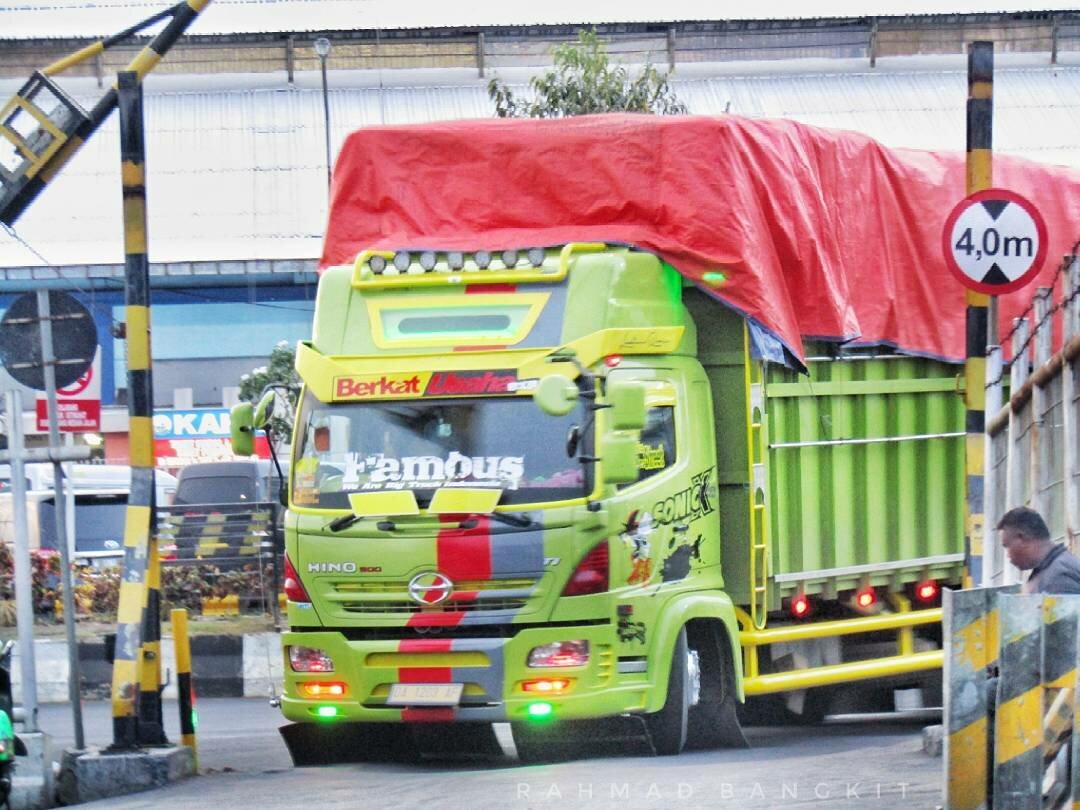 Маленькие грузовики Fuso Canter с внешностью от Scania и Actros MP4 - Индонезийский вид тюнинга грузовиков авто