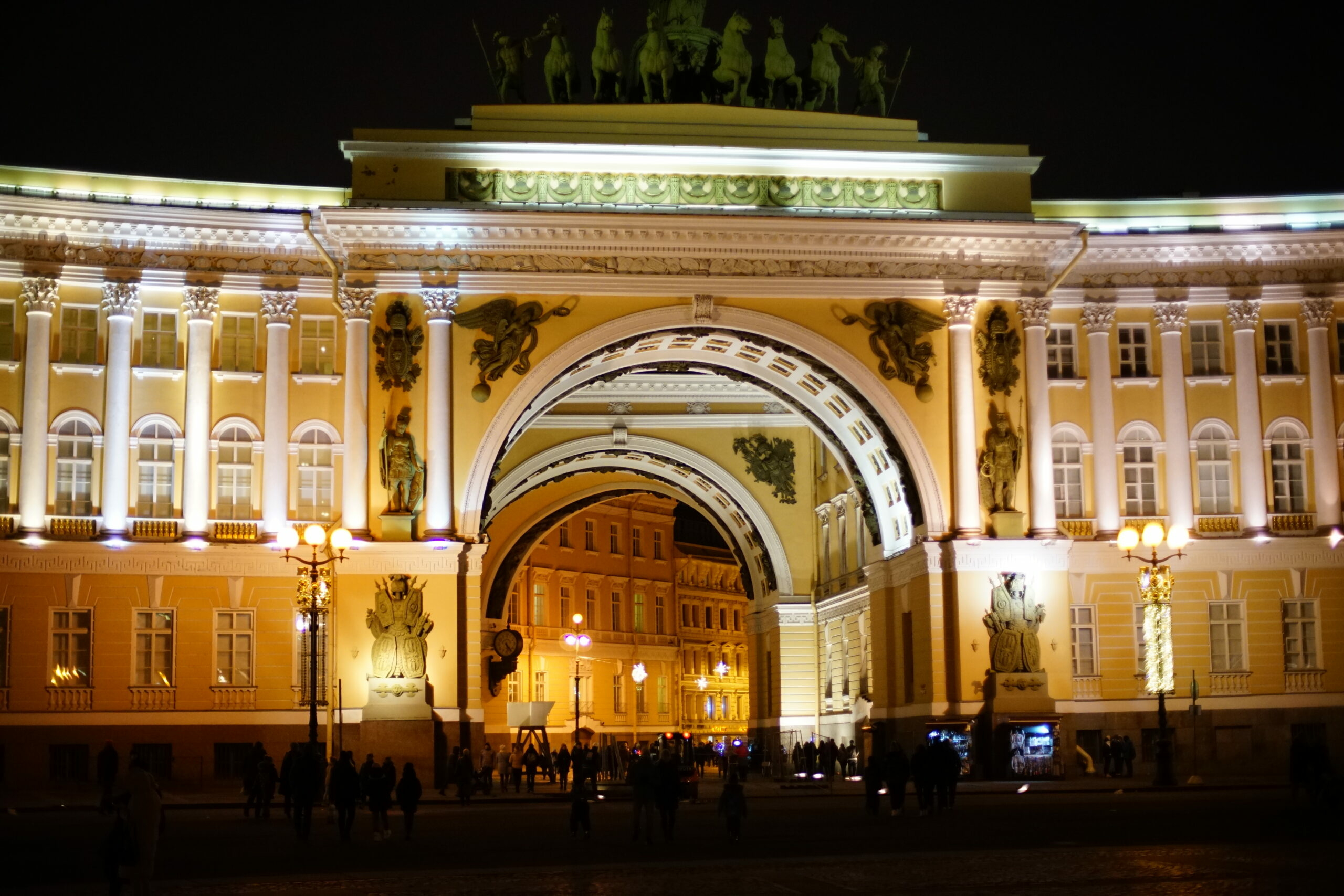 Работает ли петербург. Город Санкт Петербург. Питер в октябре. Фото Дворцовой площади. Санкт-Петербург 9 августа Дворцовая площадь.