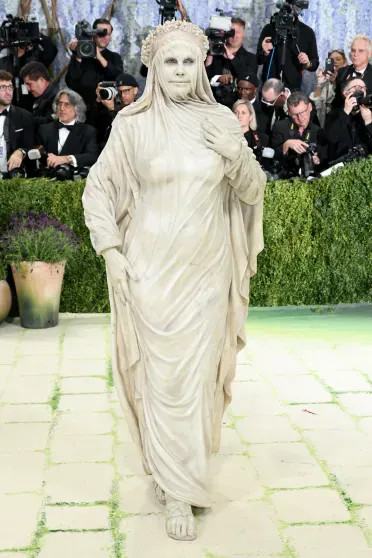 13 неудачных образов Met Gala: Хайди Клум в образе статуи, Хейли Бибер в золоте и 
