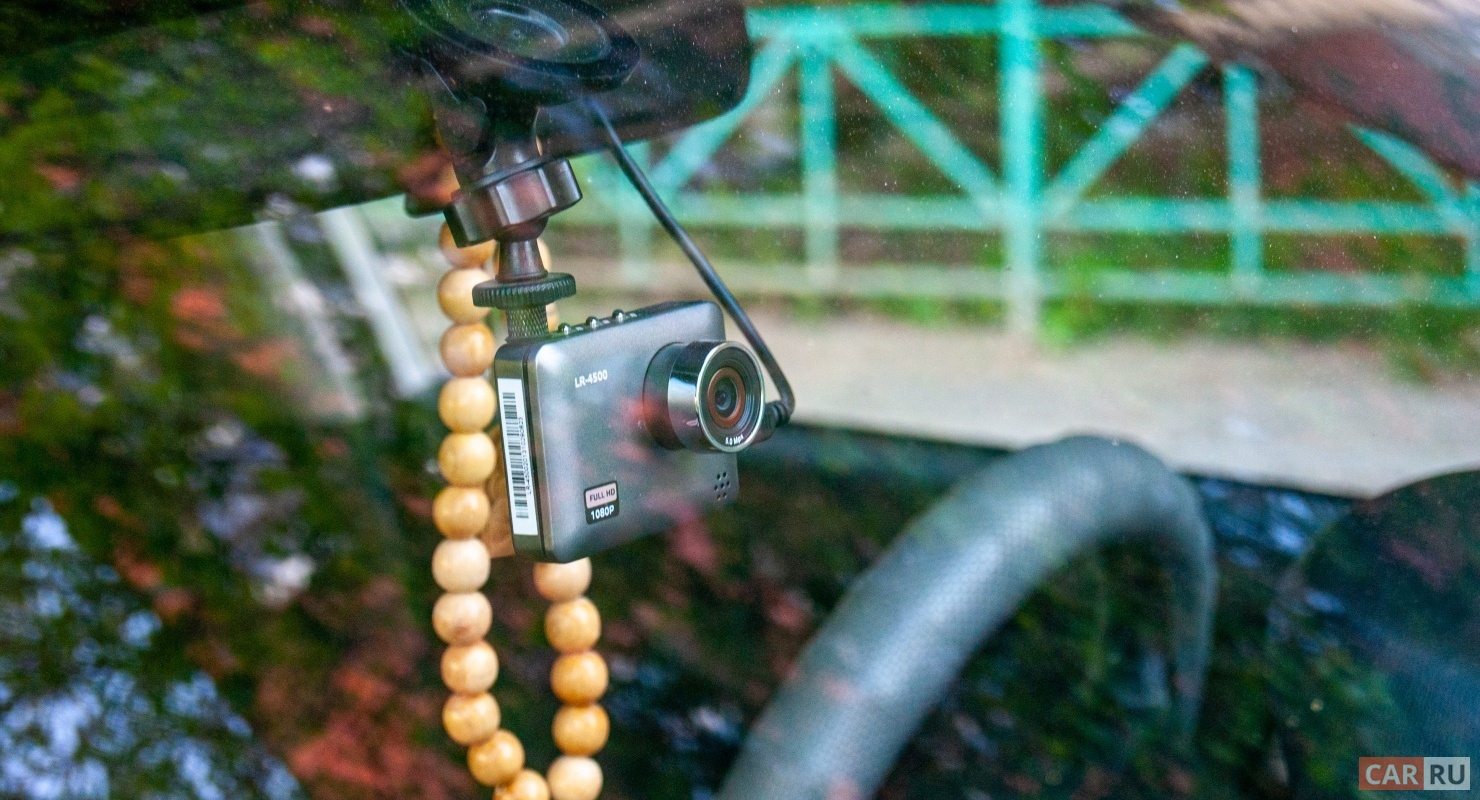 Чем опасен белый налет на лобовом стекле