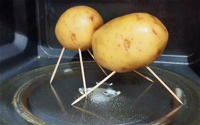 Проткните картофель зубочистками и отправьте в микроволновую печь. / Фото: omaske.ru