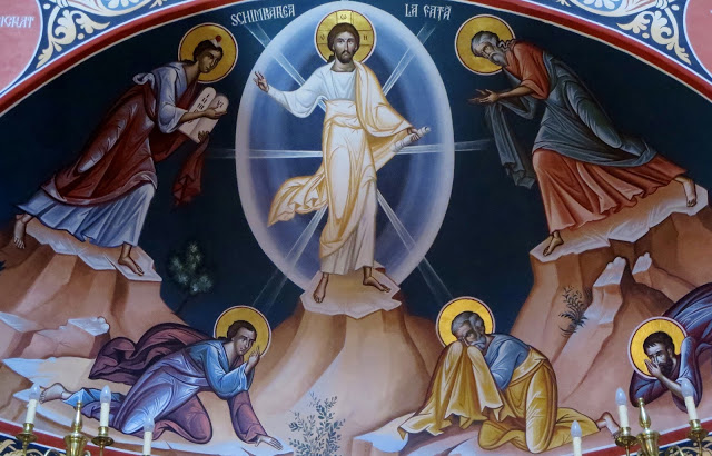 На иконах Преображения Святой Дух изображен в виде исходящего от Христа света.