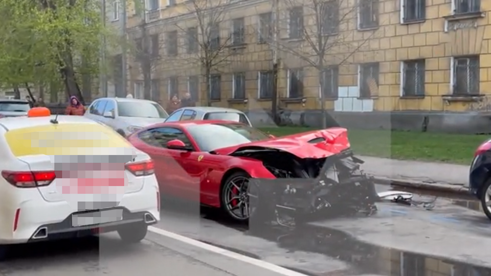 Арендованная Ferrari устроила аварию с Mercedes и BMW в Петербурге