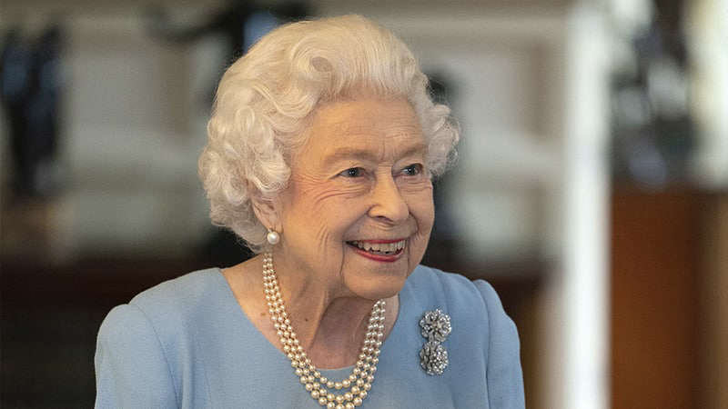 Королева Великобритании Елизавета II в неформальном образе попала в объектив фотокамеры Шоу-бизнес