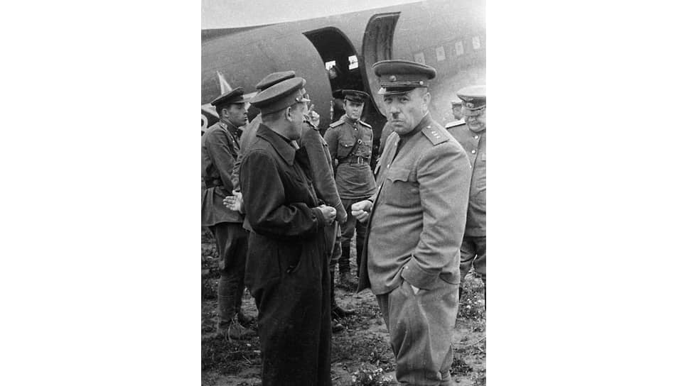 «Сбитые самолеты противника,— приказывал главком ВВС Жигарев командующему ВВС Дальнего Востока Красовскому (на фото — на переднем плане, справа),— тщательно обследуйте»