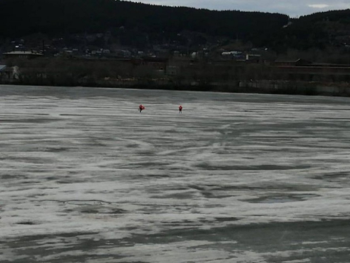 Двух тонущих детей спасли из ледяной воды в Башкирии