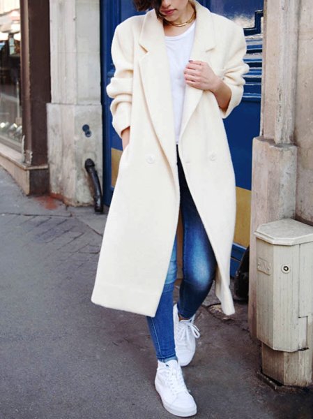 Тренды весны 2018 — женственное и элегантное белое пальто образах уличной моды