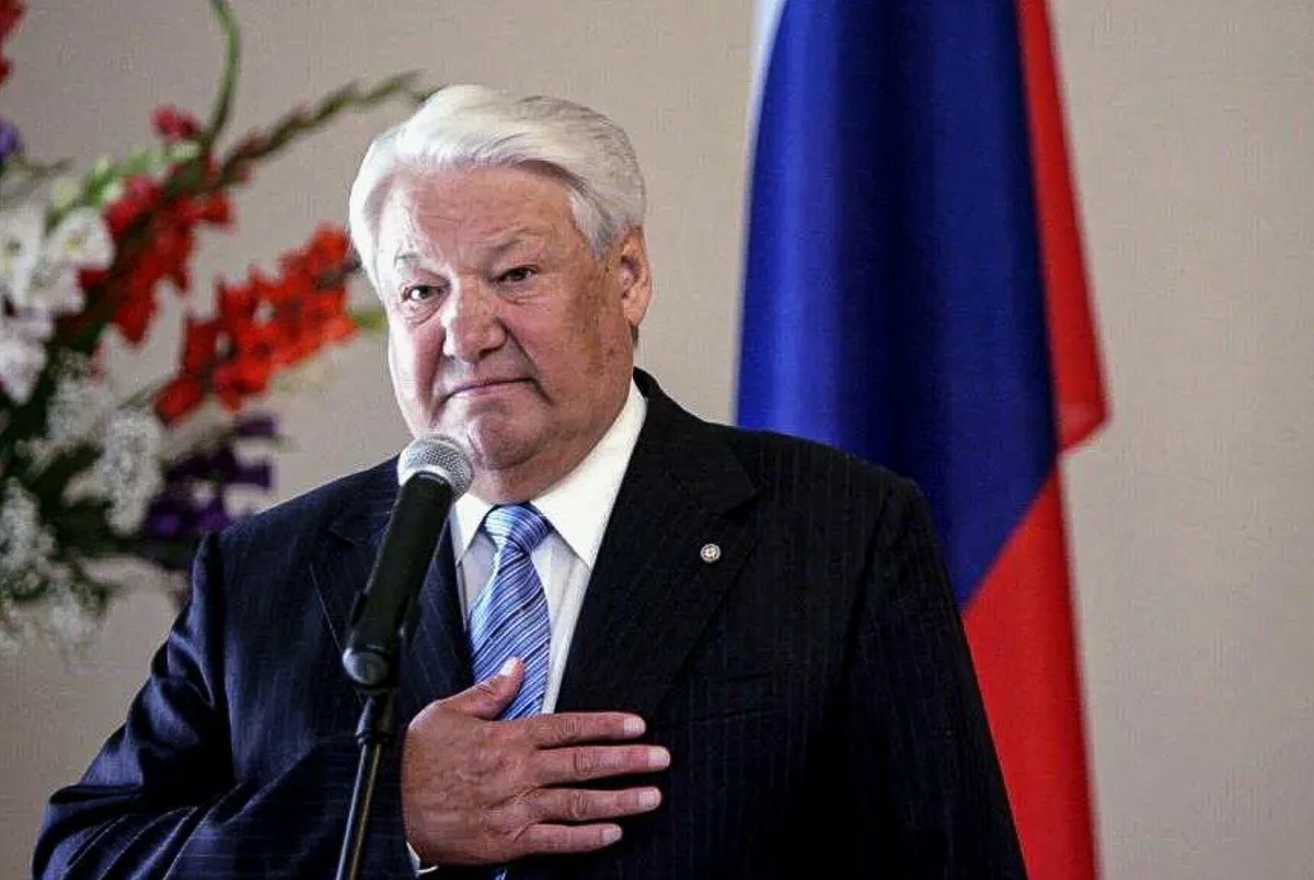 Сохранил пост президента. Боис Николаевич Ельцин.