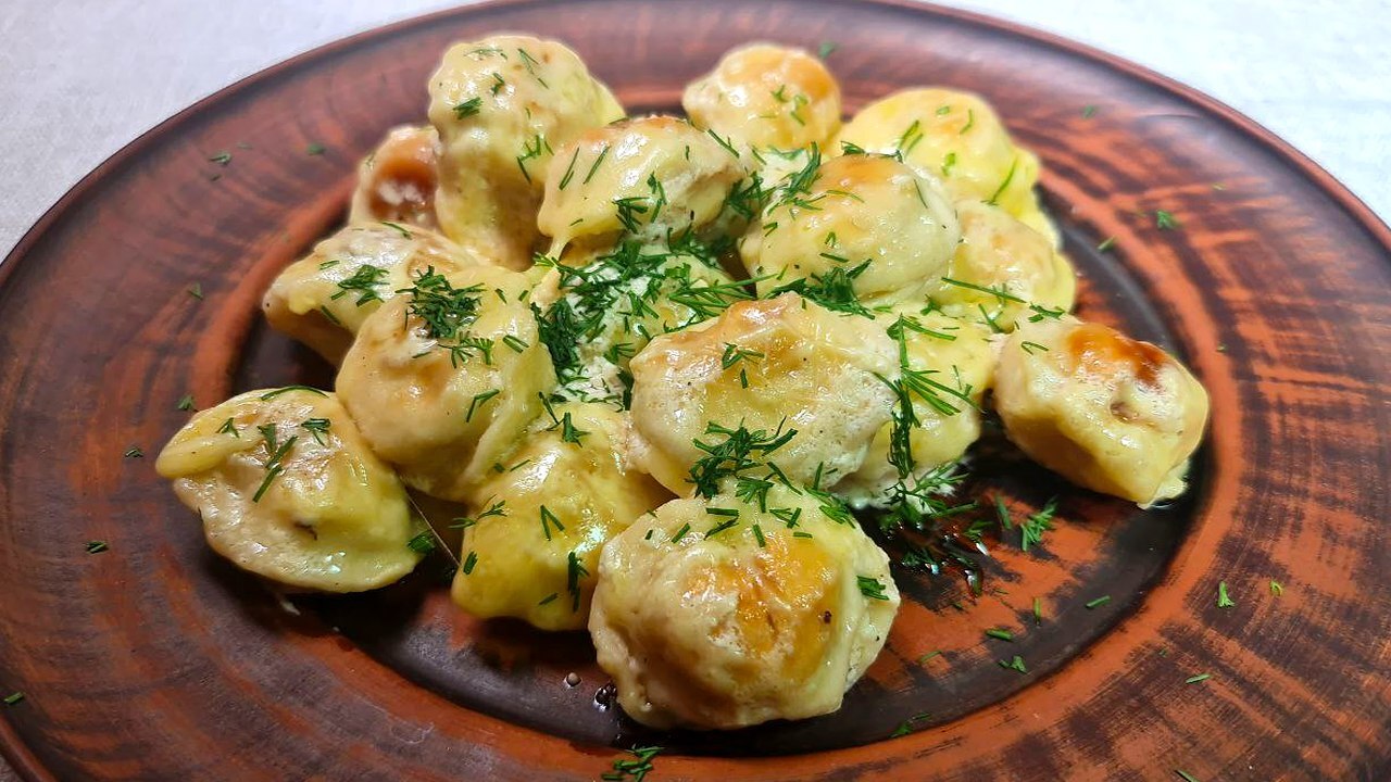 Жареные пельмени со сметаной и сыром в сковороде пельмени, сыром, время, сметаной, будет, огонь, блюдо, Когда, Приятного, аппетита, сковороду, сковороде, минут, чтобы, оставляем, несколько, пельменей, сметаны, масло, минимума