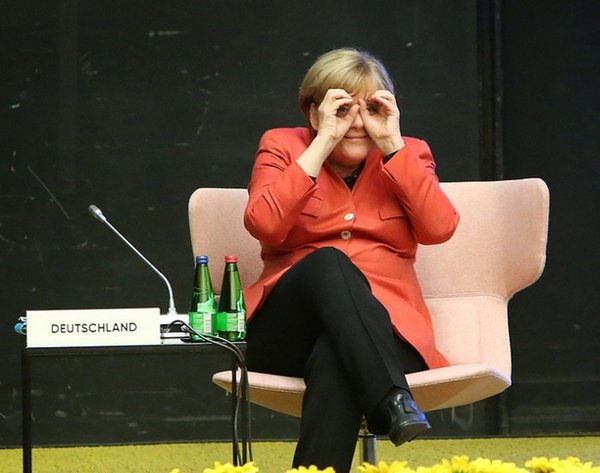 Меркель вообще любительница подсматривать