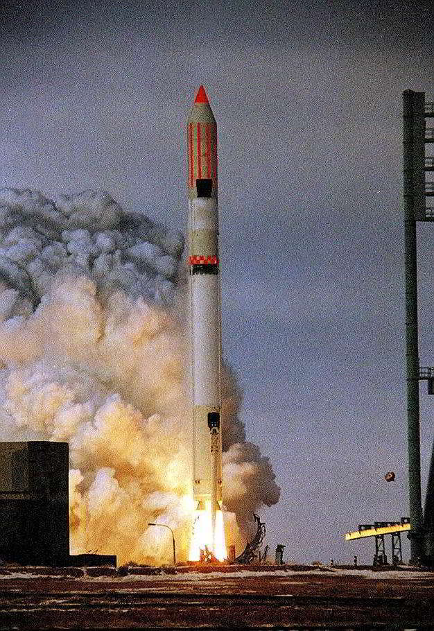 ​Старт ракеты «Зенит-2» на космодроме Байконур, 9 сентября 1998 года denvistorii.ru - Секретная «Заря» | Warspot.ru