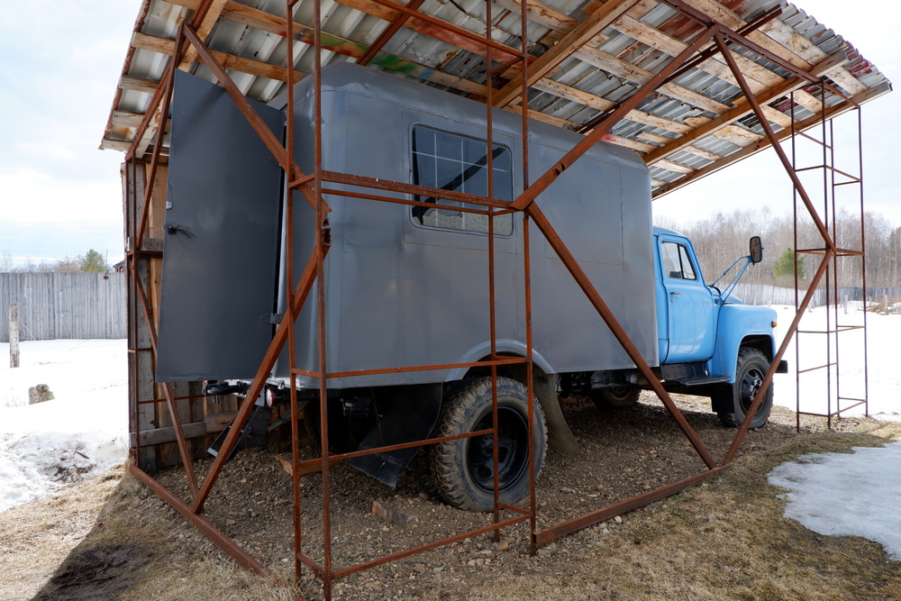 Автозак на базе ГАЗ-53 (или ГАЗ-52?) Автомобиль, назначению, одиночных, камерой, глухой, стаканом, называемым, оборудован, использовался , «Пермь36» Реконструкция, перевозки, репрессий, политических, истории, музеязаповедника, «Мемориального, экспонат, спецконтингента, заключённых