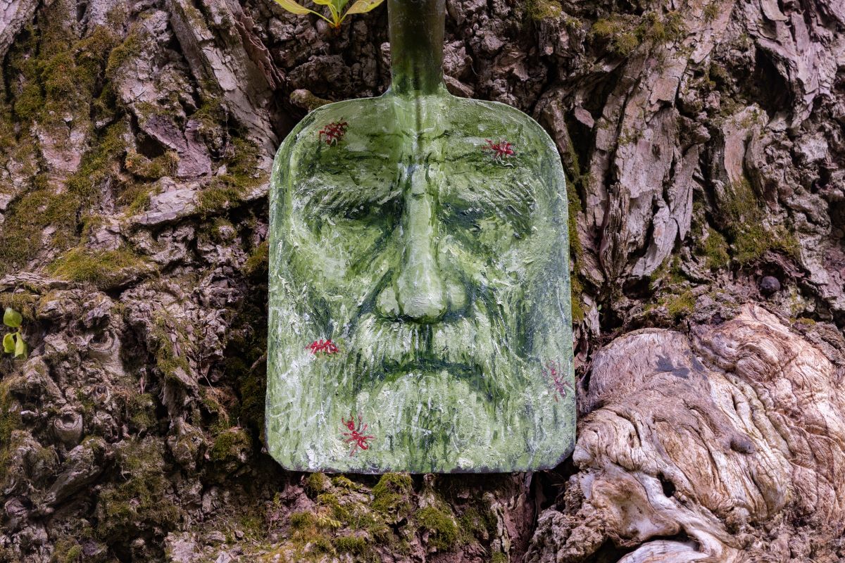 Портрет Л. Н. Толстого на садовой лопате. Е. Попова-Гамаюн. Фото: М. Богачев