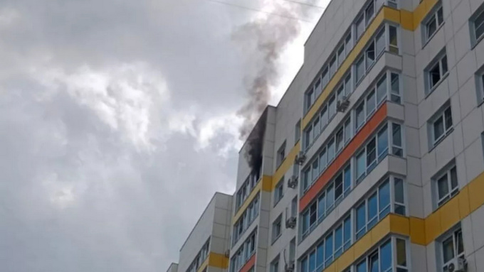 50 человек эвауировались из многоэтажки в Барнауле из-за пожара