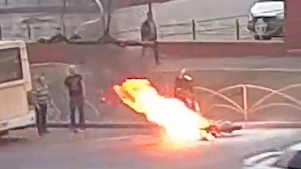 Момент возгорания мотоцикла в Рязани попал на видео