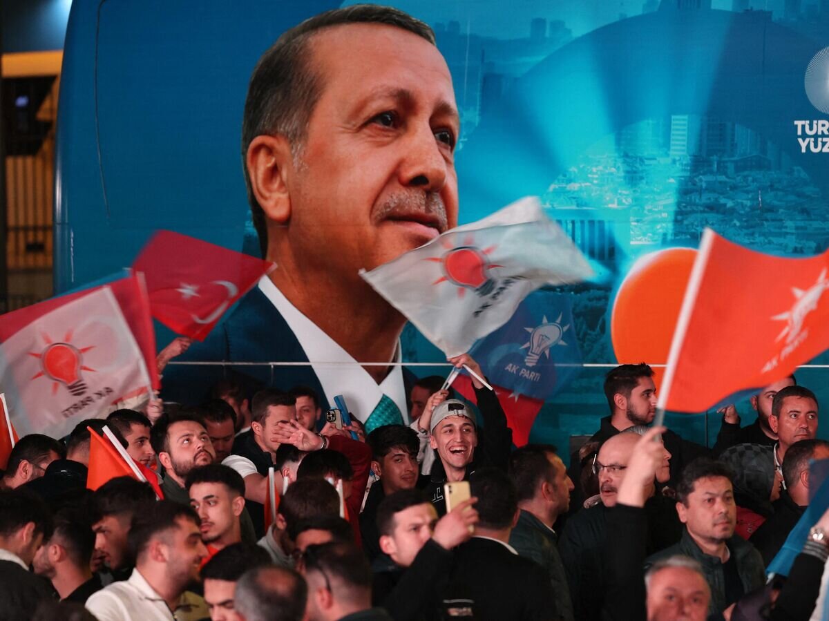    Сторонники партии справедливости и развития во время речи президента Турции Реджепа Тайипа Эрдогана после местных муниципальных выборов в Анкаре © AFP 2024 / ADEM ALTAN