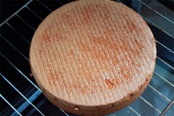 После срезания горки будущий торт перевернуть и дать остыть
