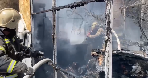 Появились кадры пожара на складе с топливом в Краснодаре