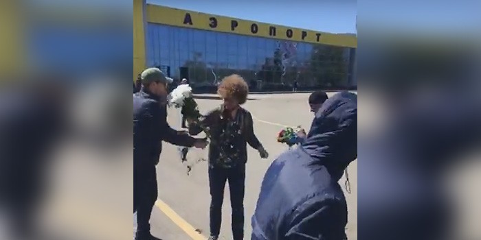 Видео нападения на крокус снятое террористами. Варламов облит зеленкой. Облили зелёнкой Блоггера в Ставрополе. Варламова облили зеленкой в Ставрополе.