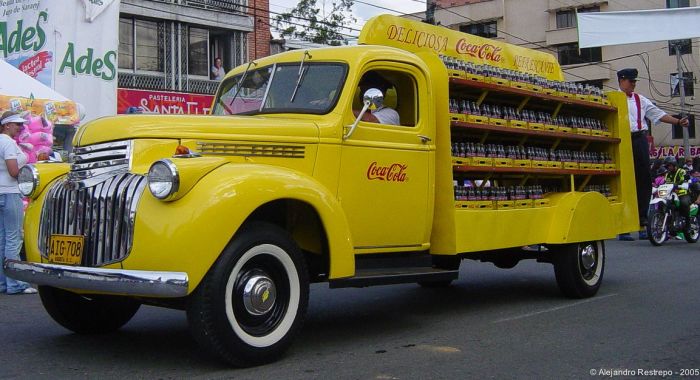 Желтый грузовичок с любимым напитком / Фото: www.pinterest.es