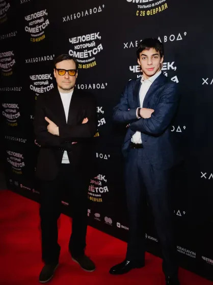 Евгений Цыганов с сыном и дочерью от Ирины Леоновой, Тимур Родригез и Катя Кабак на премьере фильма 