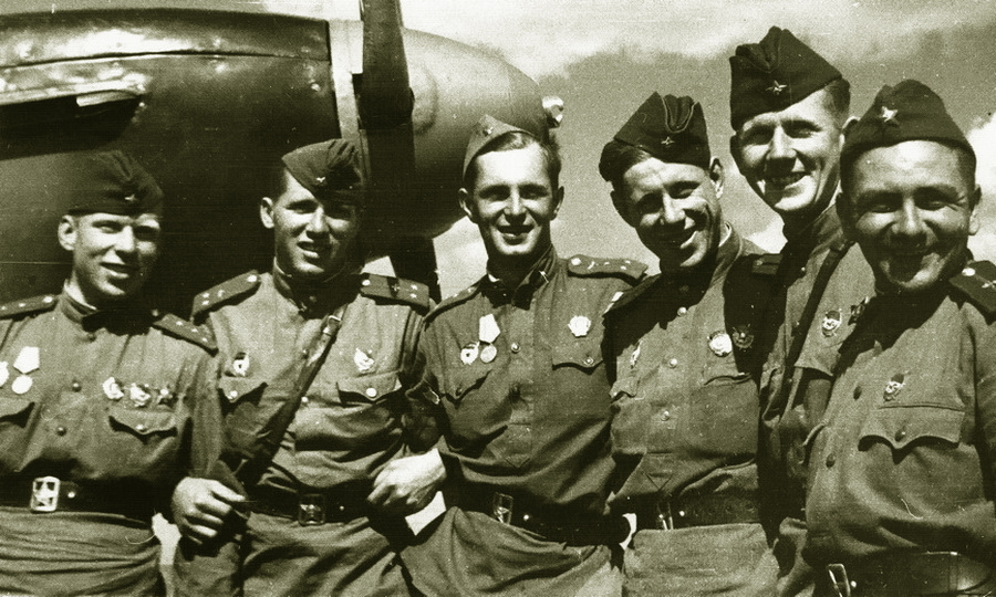 ​Лётчики 9-го гв.иап на фоне Як-1, июнь-июль 1943 года. В центре старший лейтенант Евгений Дранищев - «Эксперт за сотню» в обмен на двух Героев | Warspot.ru