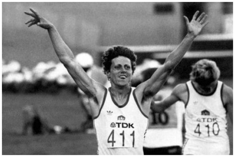 Чешская бегунья Ярмила Кратохвилова в 1983 году установила мировой рекорд в беге на 800 метров - 1:53,28. Рекорд до сих пор непревзойден Петля Корбут, видео, гимнастика, достижения, рекорды, советские спортсмены, спорт, успех