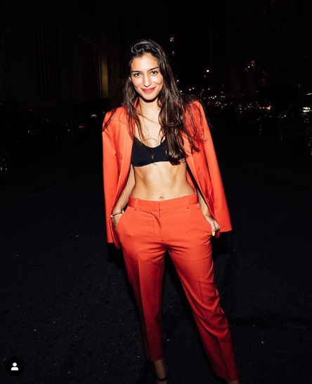 Девушка два месяца носила один костюм интересное,одежда,шоппинг