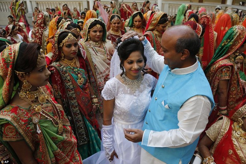 Массовая свадьба в Индии: 250 пар одновременно сочетались браком Индия,интересное,необычное,свадьбы,фотография
