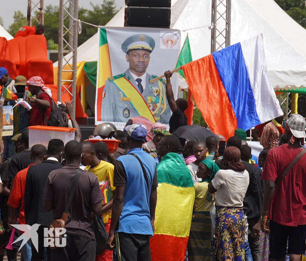 «Аревуар, Бархан»: жители Мали провели митинг в поддержку армии и переходного правительства «Аревуар, Бархан»: жители Мали провели митинг в поддержку армии и переходного правительства Весь мир