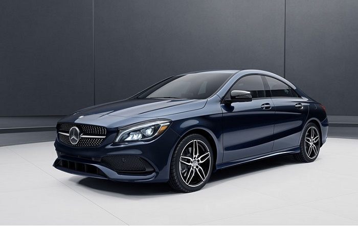 Компактное 4-дверное купе Mercedes-Benz CLA 2016 года.