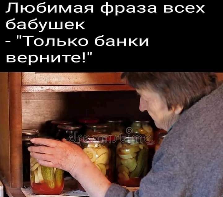 Лежит девушка на песочке, греется, мажет свое тело кремом для загара...