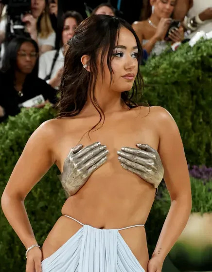 13 неудачных образов Met Gala: Хайди Клум в образе статуи, Хейли Бибер в золоте и 
