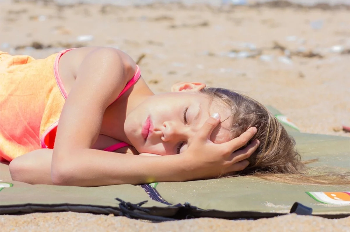 В тяжелых случаях солнечный удар может привести к серьезным осложнениям, особенно если помощь была оказана несвоевременно.