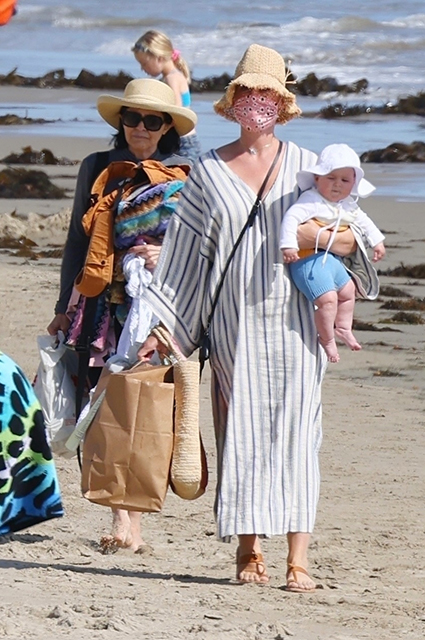 Кэти Перри и Орландо Блум с дочерью Дейзи на пляже в Санта-Барбаре Перри, Дейзи, Орландо, вместе, дочери, время, другие, недавних, рождения, малышку, девочки, форме, рассказала, после, практически, эпиляцияКак, забыла, такое, певица, новоиспеченной