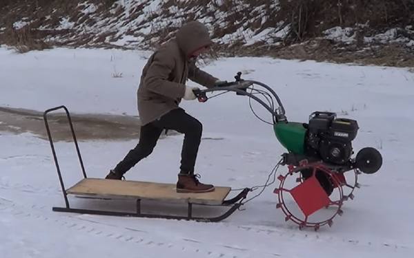 Лед, сани, мотоблок: идеальное развлечение на зиму (видео)