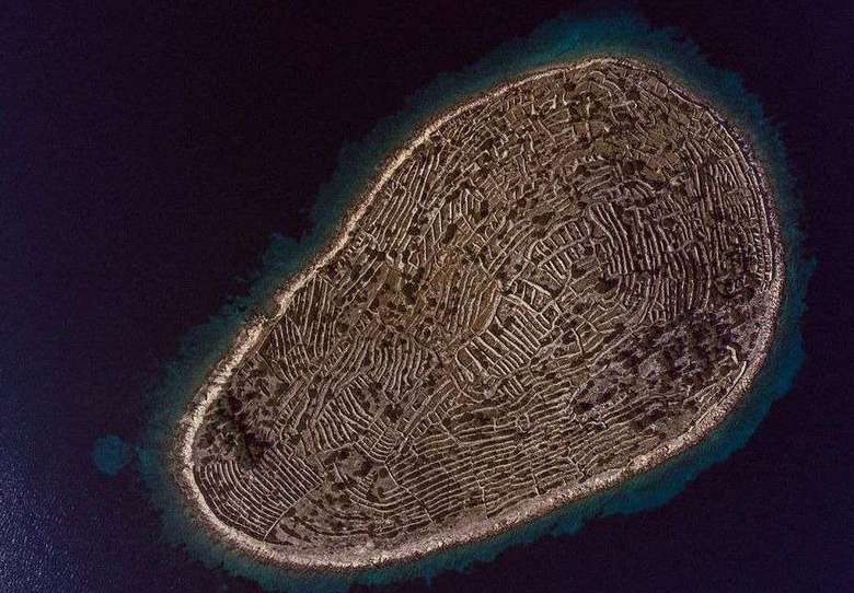 Бальенак - остров в виде отпечатка большого пальца руки Бальенак - остров в виде отпечатка большого пальца руки