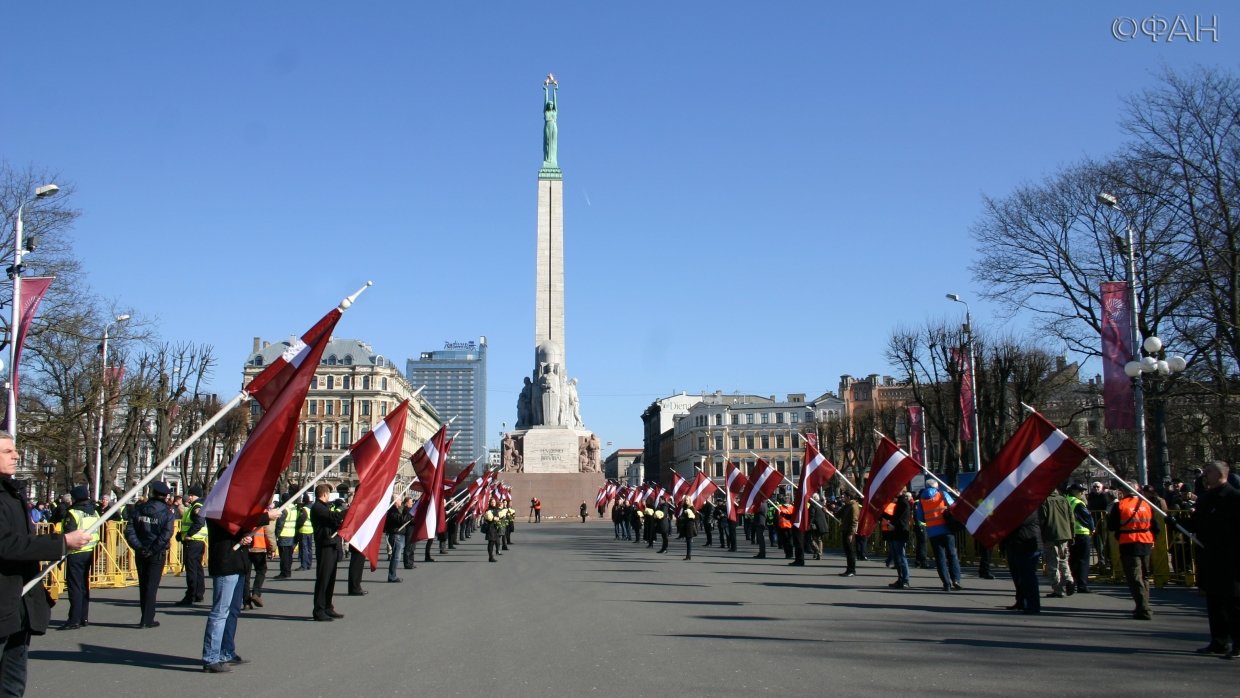 Аллея из государственных флагов у памятника Свободы и девушки с цветами – обязательный элемент церемонии в память легионеров Waffen SS.