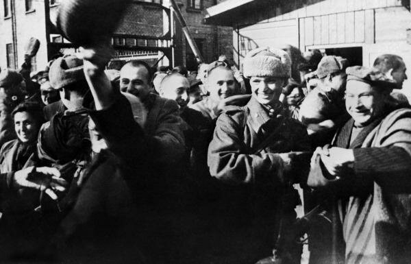 Советские солдаты, освобождающие заключенных Освенцима. Польша. 21 января 1945 г. интересно, история, фото