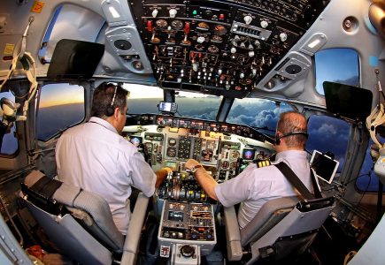 Кабина пилотов McDonnell Douglas MD 83 авиакомпании Zagros Airlines