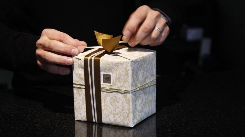 Социолог Шарков: сбор денег на подарки коллегам угнетает многих сотрудников