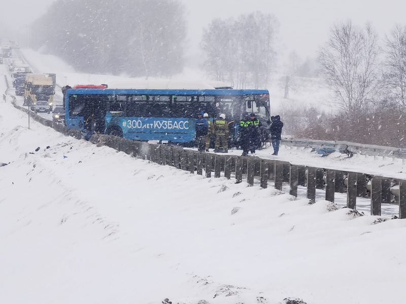 Пять человек погибли в легковушке, столкнувшейся с автобусом в Кемеровской области