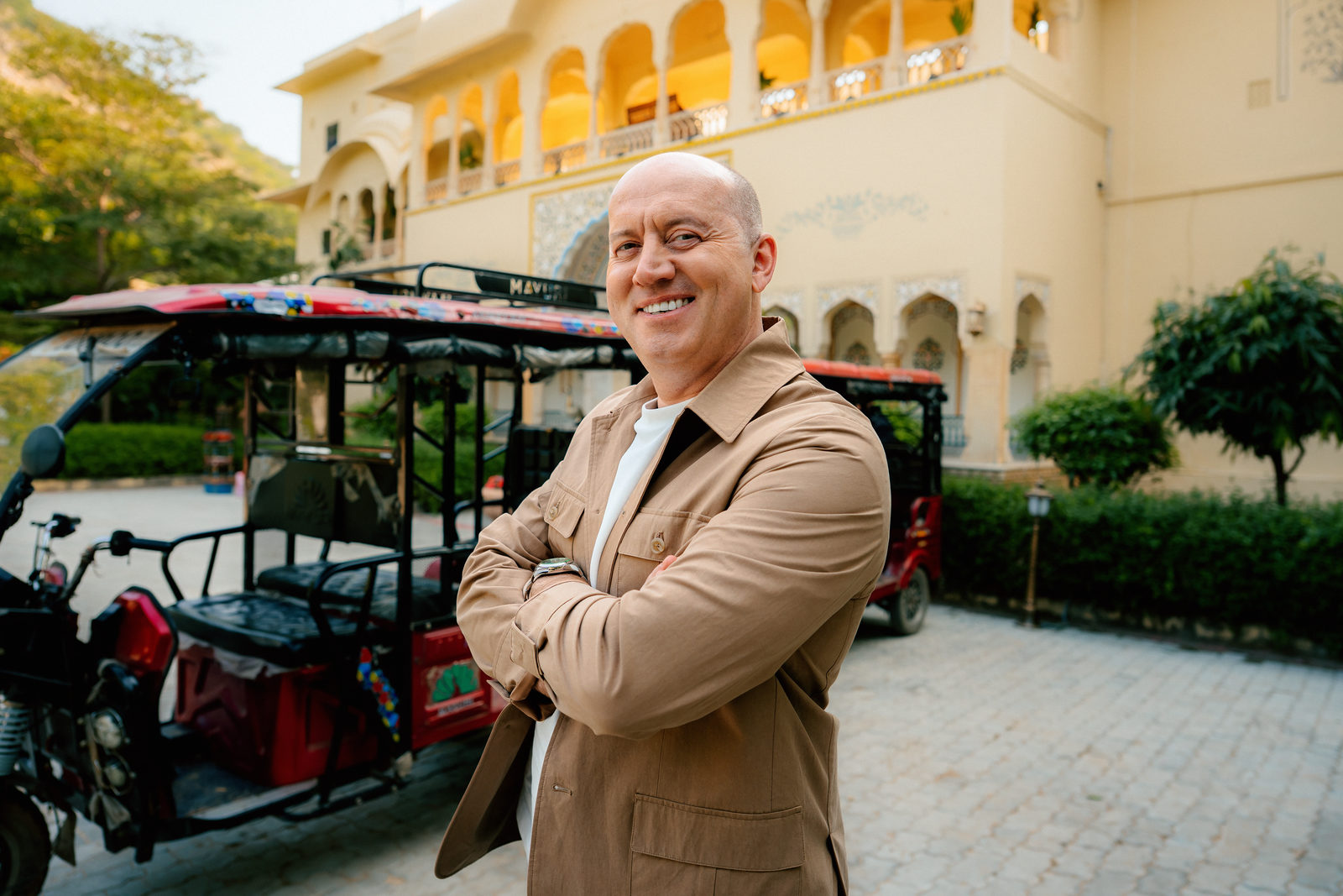 Миллионер из хрущоб: Сергей Бурунов и Полина Диброва снялись в реалити-шоу в Индии