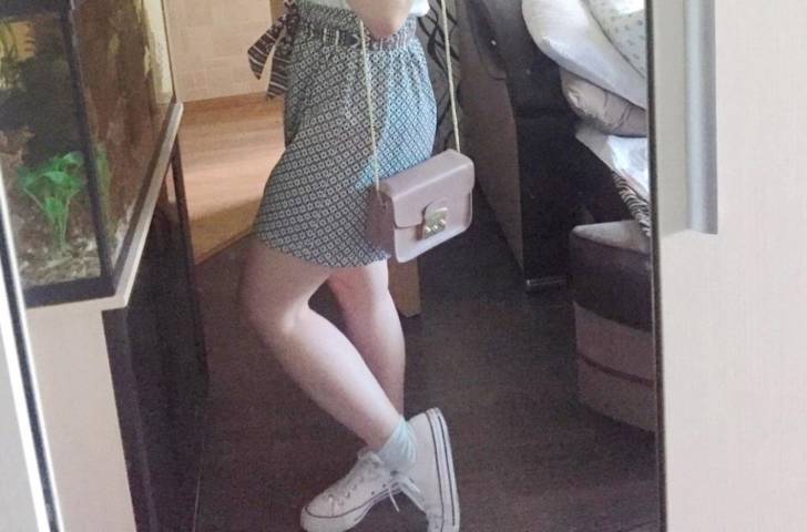 Девушка нашла в шкафу ретро-шорты и решила в них пройтись. Позже она узнала, что это были не шорты