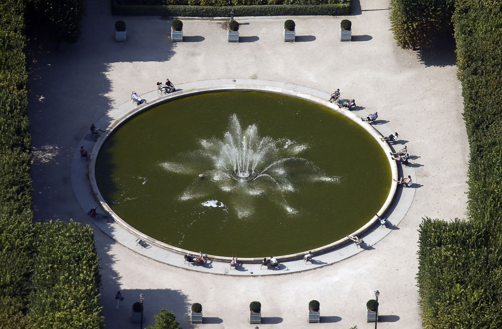 Фонтан в саду Пале-Рояль в центре Парижа