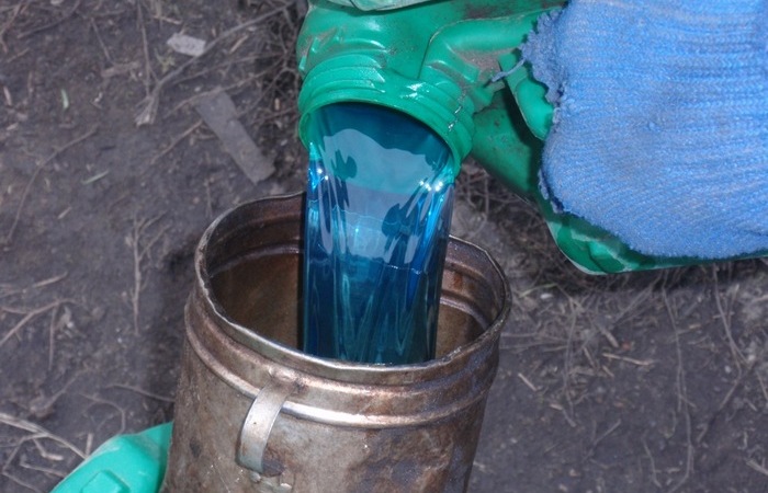 Для чего в Советском Союзе бензин красили в разные цвета, в том числе розовый